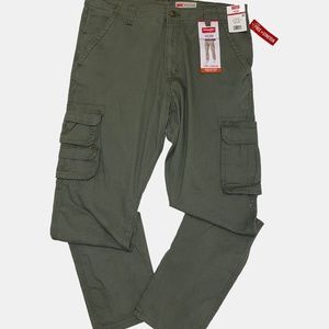 LIKE NEW WRANGLER CARGO PANTS (WITH TAGS)